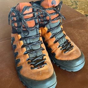 Vibram waterproof hiking boots Mens 9.  Never worn